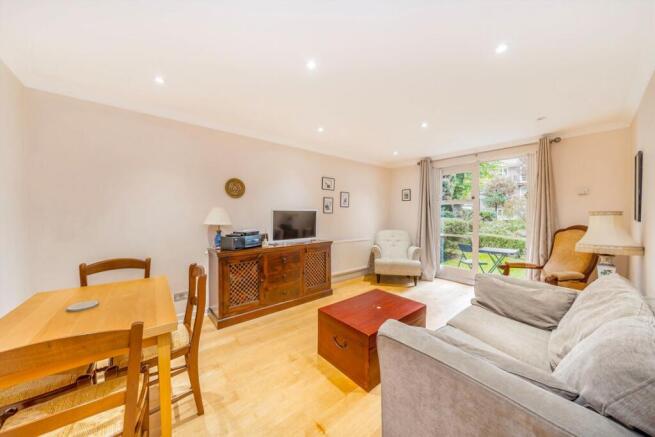 1-bed flat on Brompton Park Crescent, Fulham, £400,000