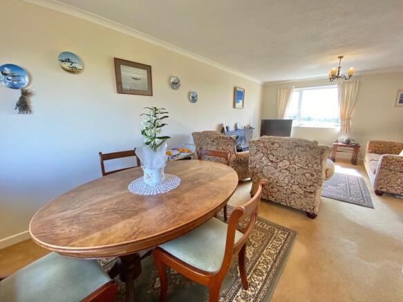 Lounge/Dining
