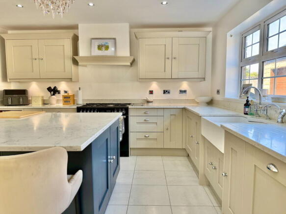 5 bed Detached for sale Image 7