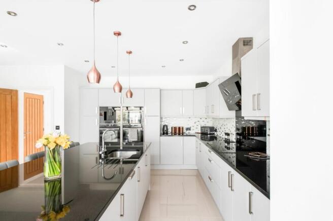 OPEN-PLAN DINING KITCHEN - KITCHEN AREA