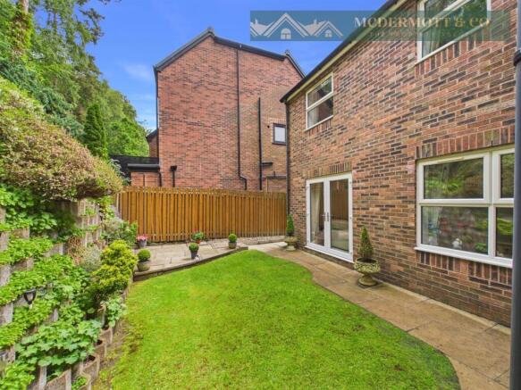 5 bed Detached for sale Image 7