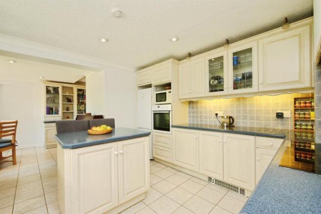 5 bed Detached for sale Image 8