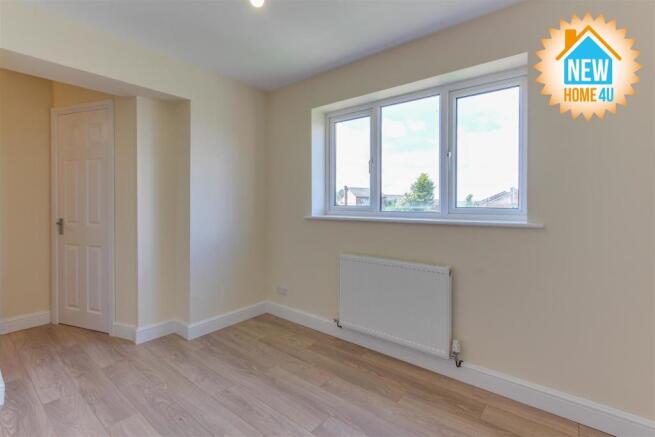 MAIN BEDROOM: