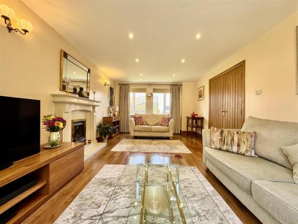 4 bed Detached for sale Image 8