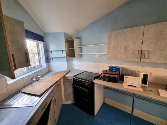 6 Queens Square - Kitchen.jpg