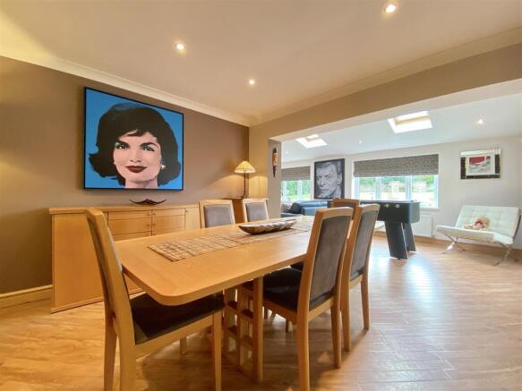4 bed Detached to rent Image 2