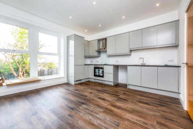 2 bed Apartment to rent Image 5