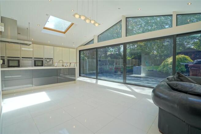 6 bed Detached for sale Image 8