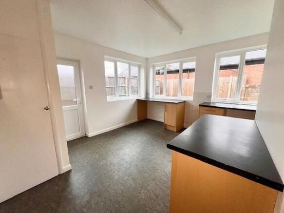 Kitchen1...jpg