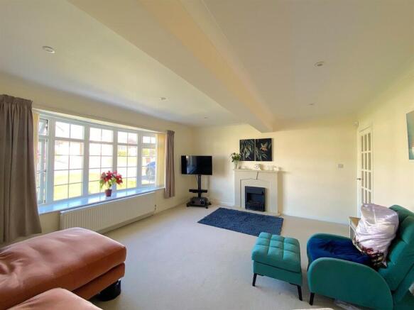 23 Tilgate Drive - Lounge2.jpg