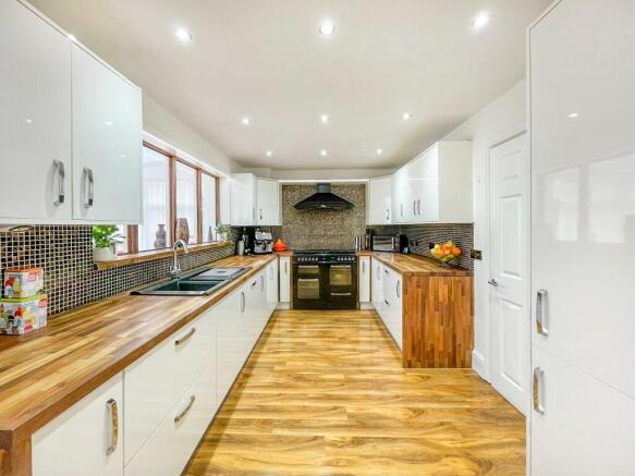 6 bed Detached for sale Image 11