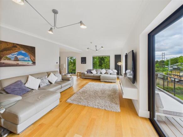 5 bed Detached for sale Image 4