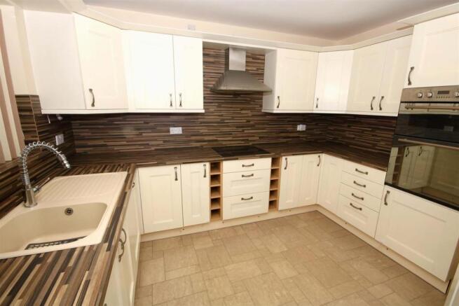 FITTED KITCHEN