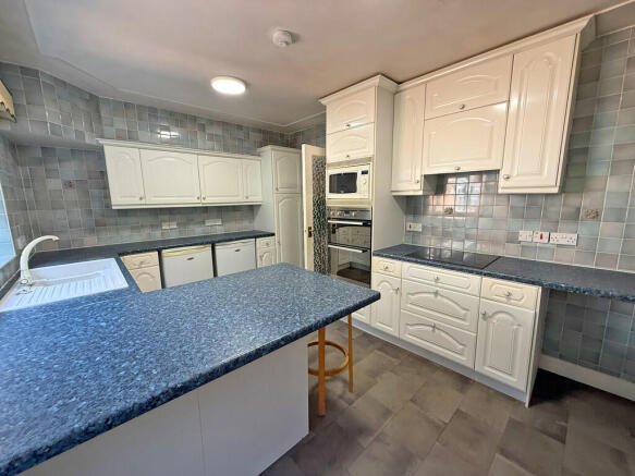 3 bed Flat for sale Image 5