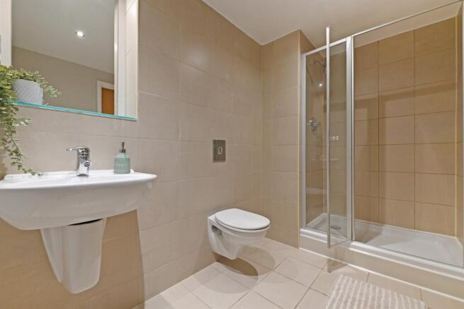 4 bed Apartment to rent Image 6