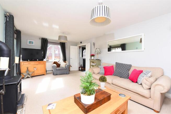 Lounge to front