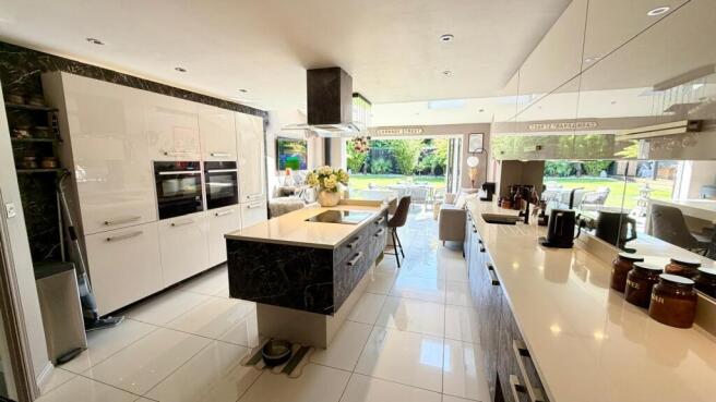 5 bed Detached for sale Image 6