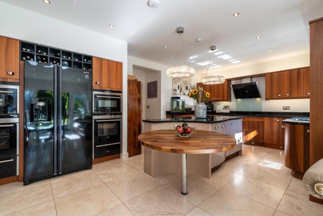 5 bed Detached for sale Image 7