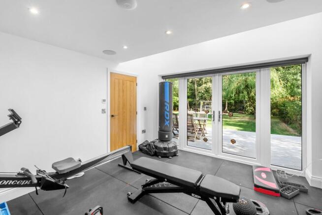 5 bed Detached for sale Image 12