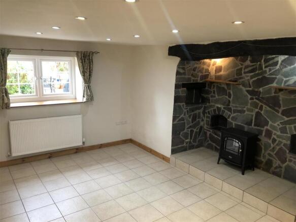 LIVING/ DINING ROOM