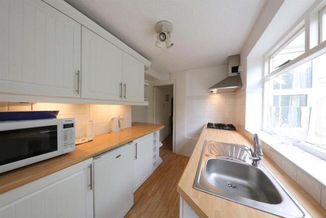 72Wyndham Cres. 0909