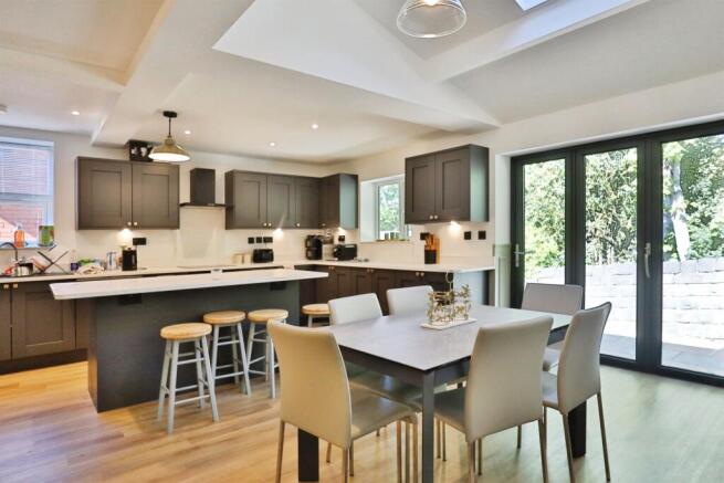 6 bed Semi-Detached for sale Image 4