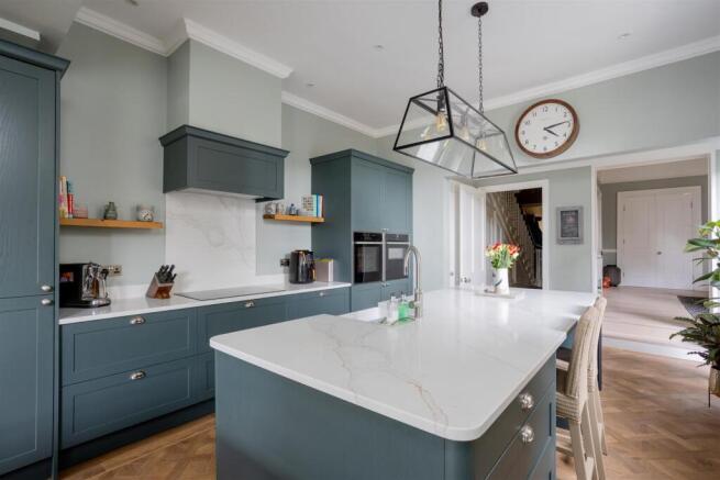 5 bed Semi-Detached for sale Image 11