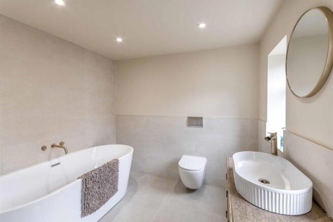 5 bed Detached for sale Image 12