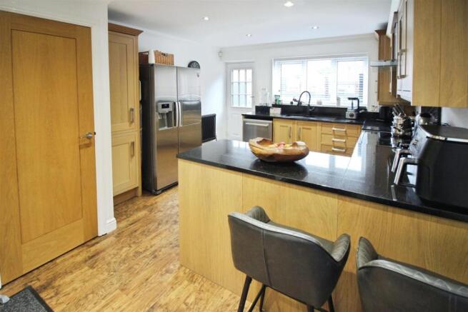 4 bed Detached for sale Image 5
