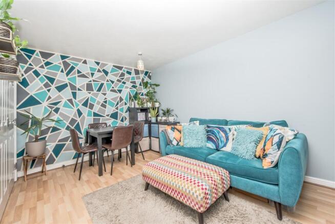 Living / Dining Room: