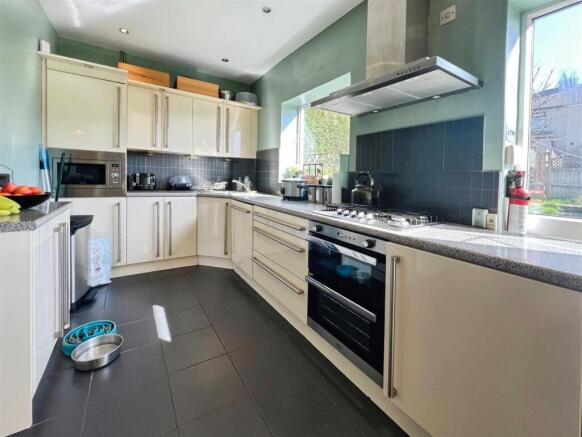 4 bed Detached Bungalow for sale Image 8