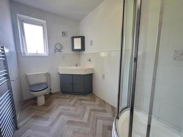 4 bed Detached to rent Image 8