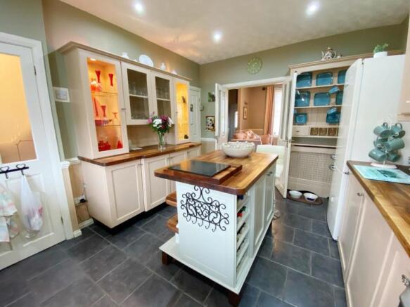 BREAKFASTING KITCHEN