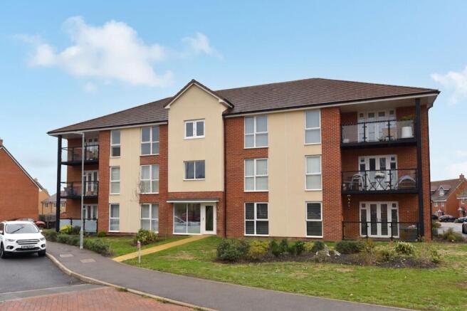 2-bed flat on Hollyhock Way, Biggleswade, SG18, £270,000