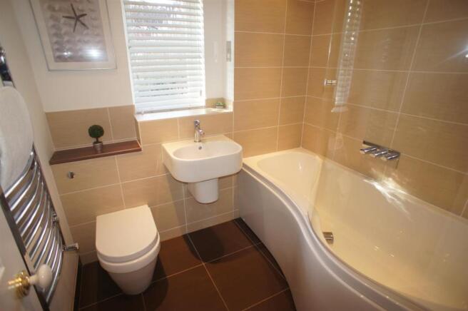 FAMILY BATHROOM/WC