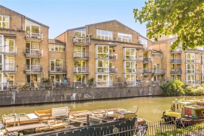 Exterior/Canal