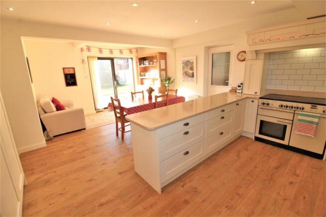KITCHEN FAMILY ROOM