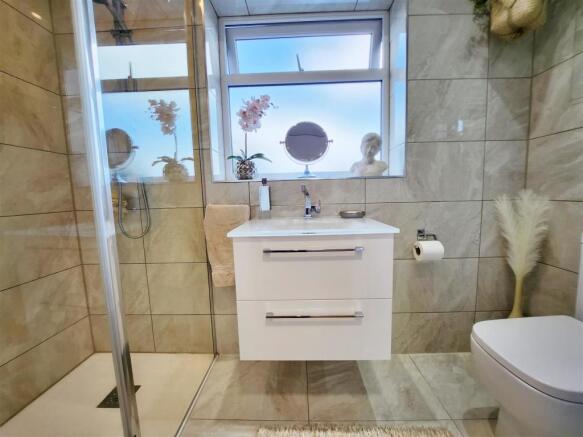 EN SUITE SHOWER ROOM/WC