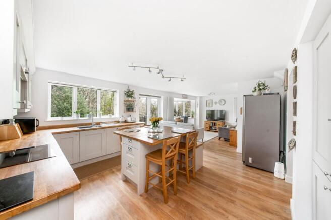 OPEN-PLAN DINING KITCHEN - KITCHEN AREA