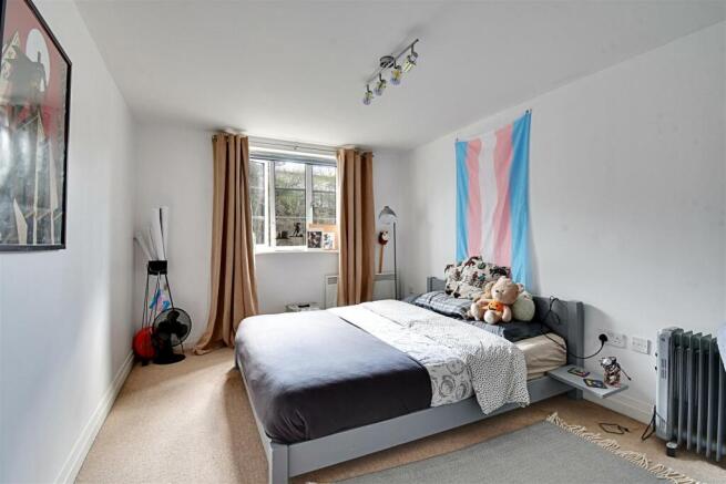 Bedroom 1_1.jpg