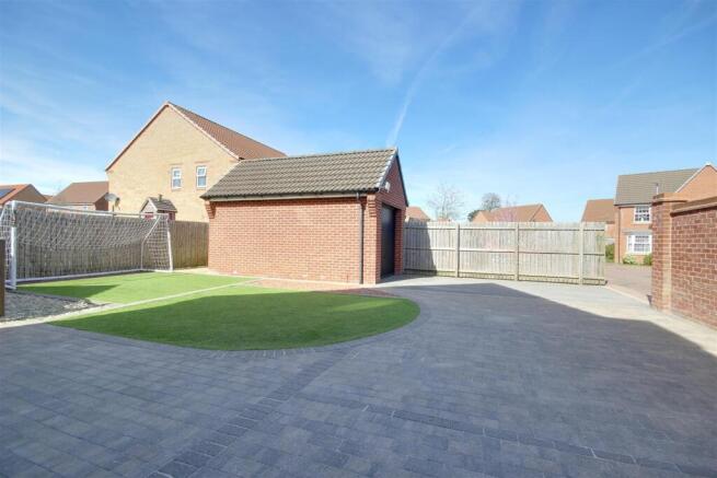 5 bed Detached for sale Image 5