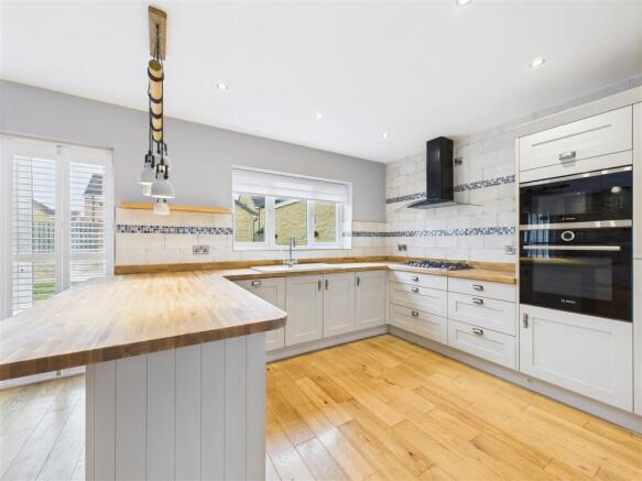 4 bed Detached for sale Image 6