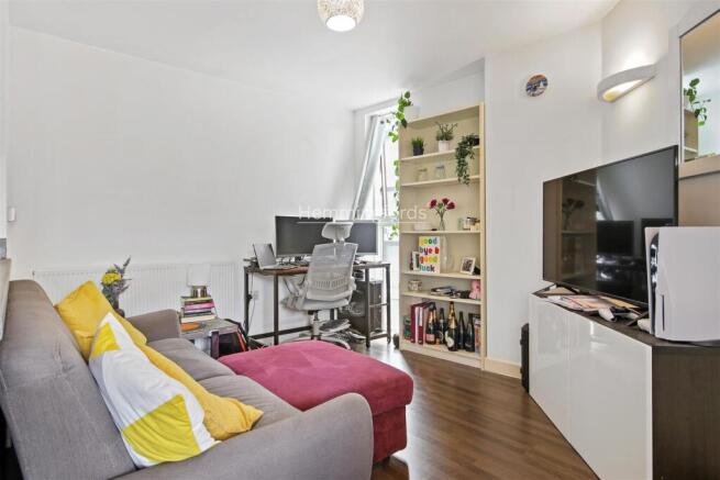 08-76731 - AM - 65, Dance Square London, EC1V 3AJ-