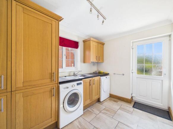 5 bed Detached for sale Image 12
