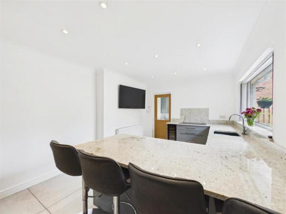 3 bed Semi-Detached for sale Image 8