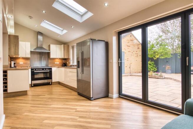 6 bed Detached for sale Image 4