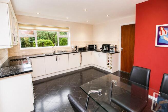 Kitchen / Dining 