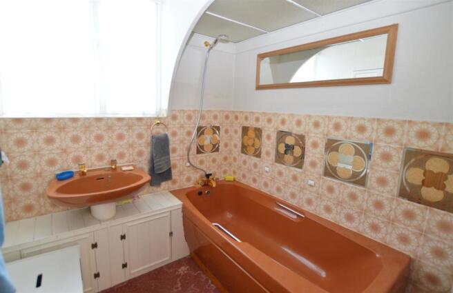7 Keswick Road bath.jpg