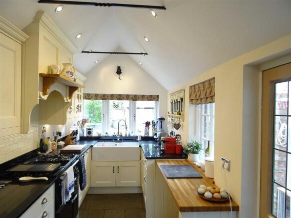 Luxury spacious breakfast kitchen /dining room (th