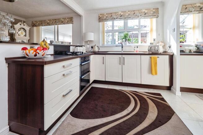 4 bed Detached for sale Image 4